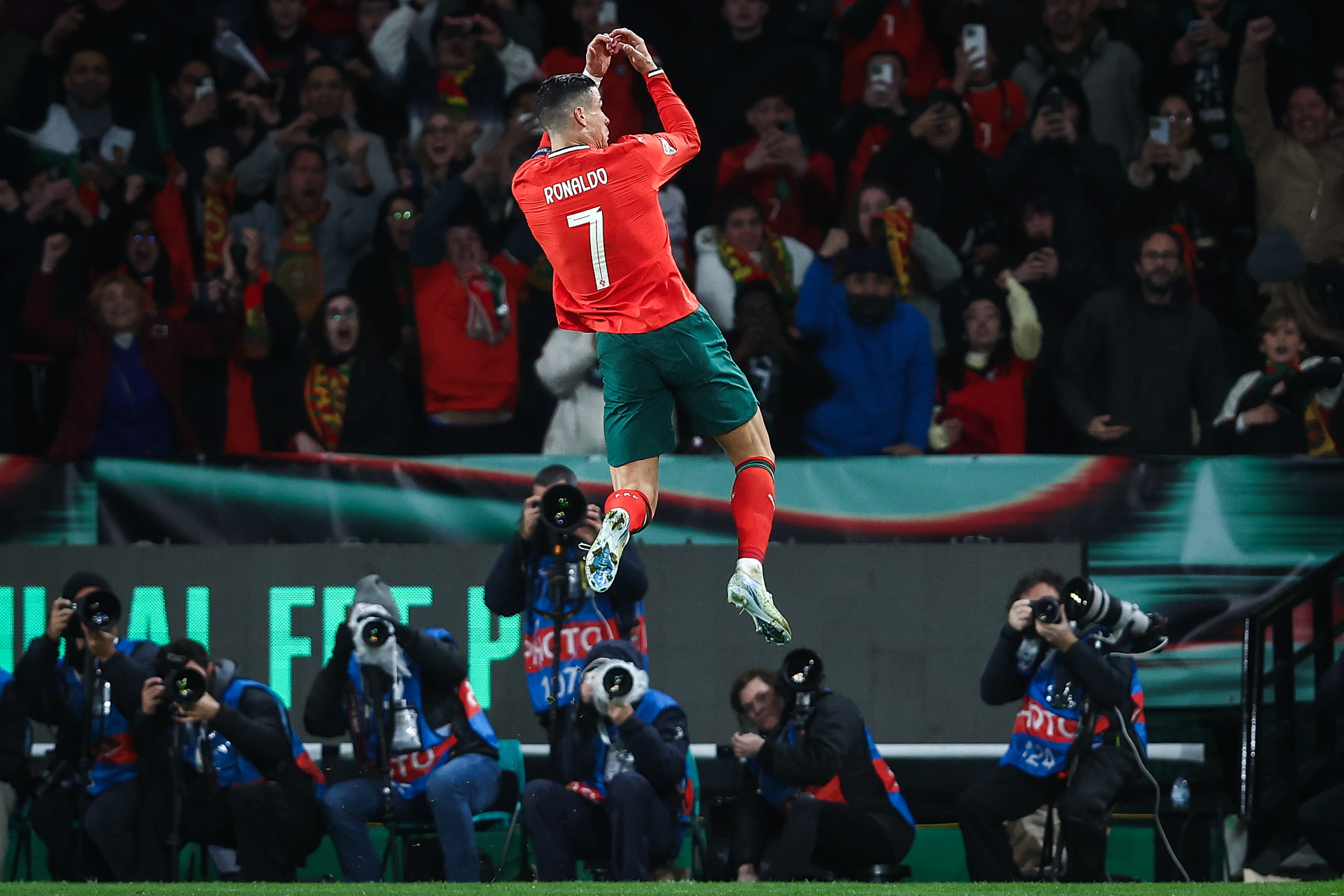 开云体育-足球明星因伤退出欧洲杯，球队备战计划受影响