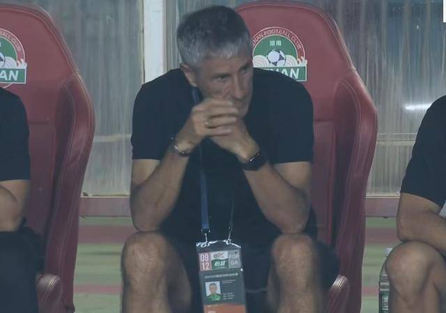 开云下载-橄榄球选手爆冷获胜，专家预测失准