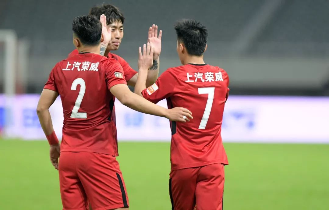 上海上港主场击败重庆斯威,继续领跑积分榜 上海上港主场击败重庆斯威,继续领跑积分榜