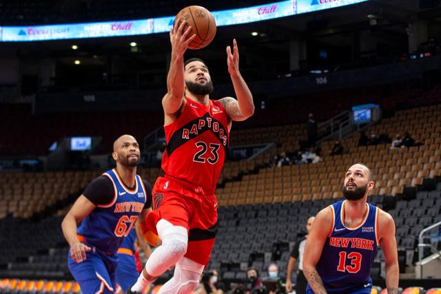 鹈鹕横扫马刺，范弗利特点燃赛场