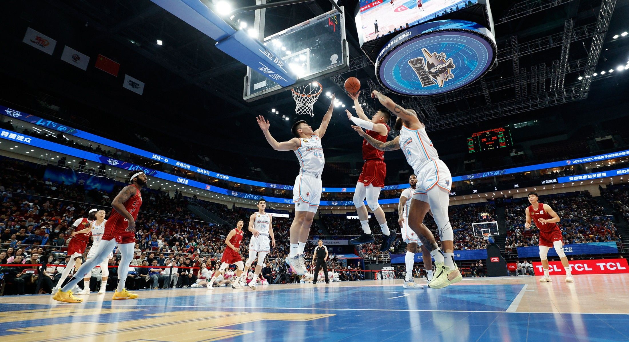 鹈鹕横扫马刺，范弗利特点燃赛场