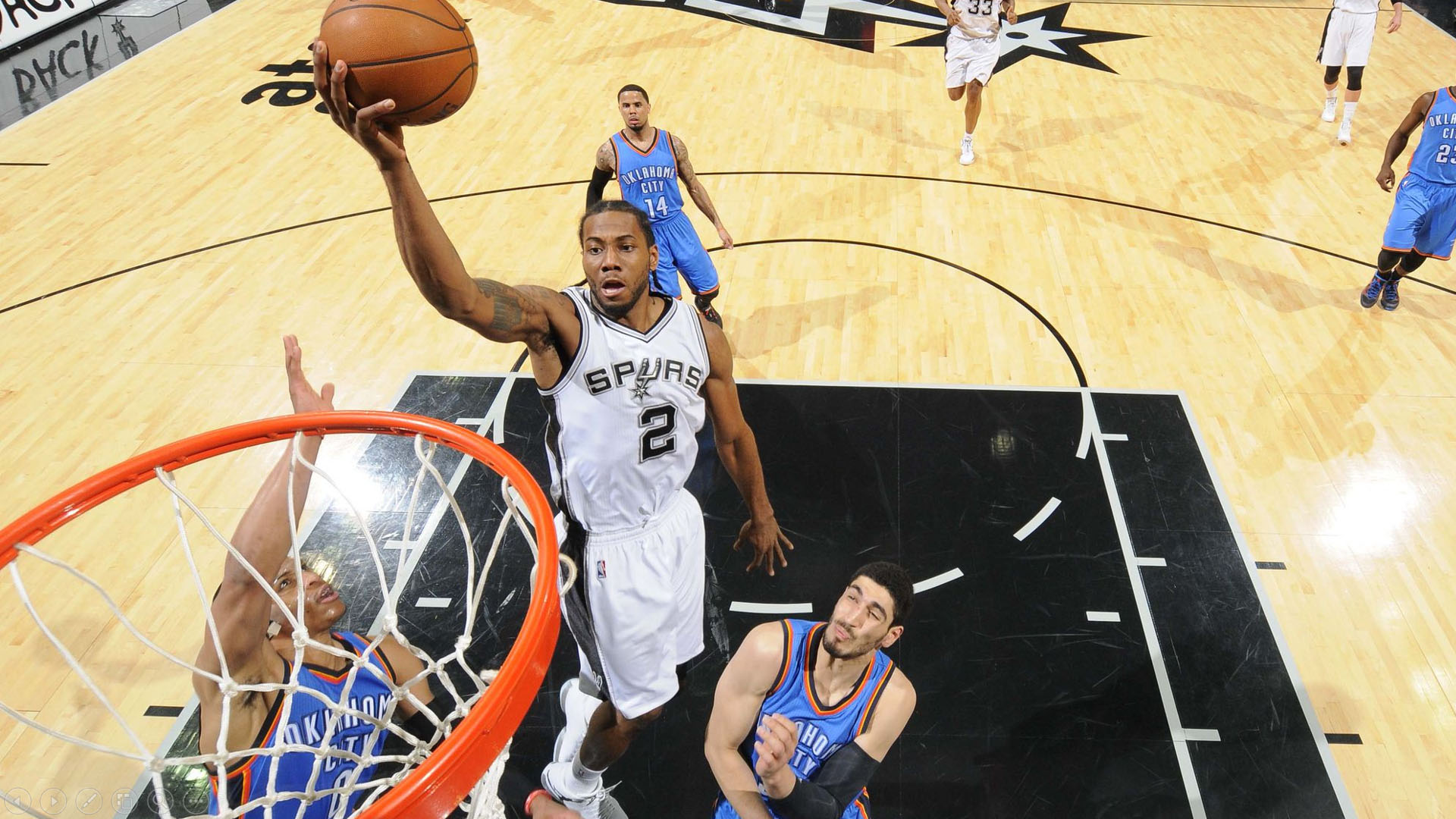 莱昂纳德拿下关键一球,一人独挡一队 莱昂纳德拿下关键一球,一人独挡一队