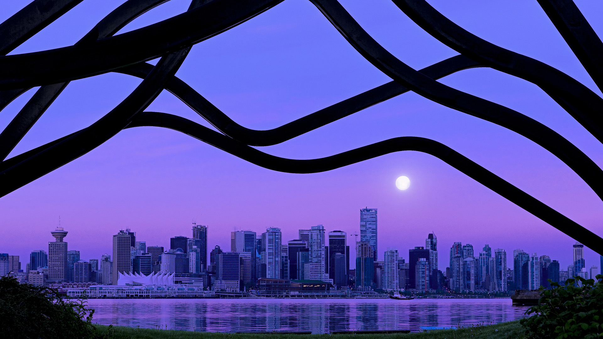 当F1引擎嘶吼划破街道夜幕，福登悄然上演了自己的超车大戏