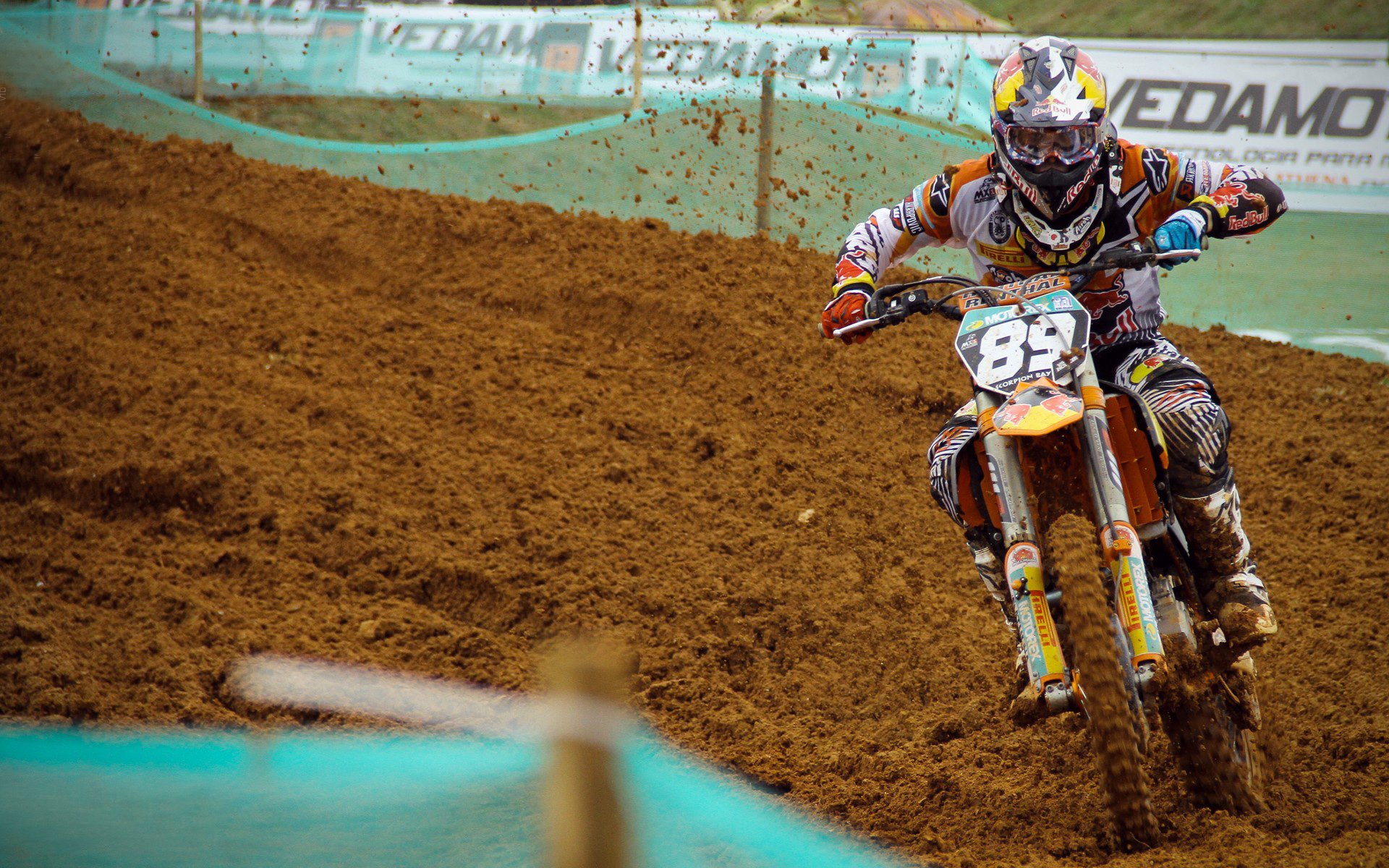 南半球的节奏与北纬的斗牛士，当袋鼠钳制桑巴，皮克在啤酒花园竖起指挥棒